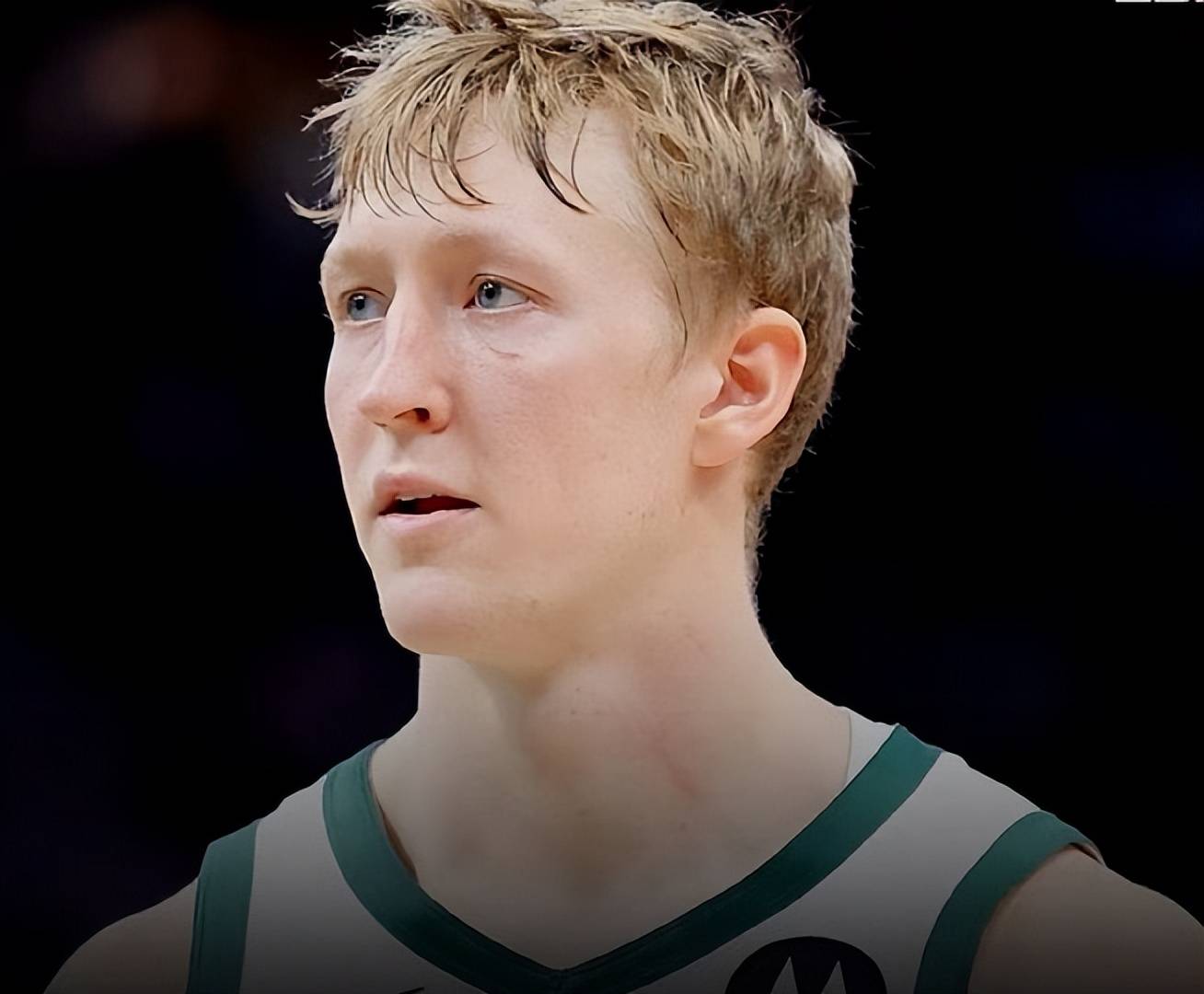 包含转会期突围战来临；密尔沃基雄鹿围绕中超官宣签约；管理层满意；轮换策略成焦点的词条