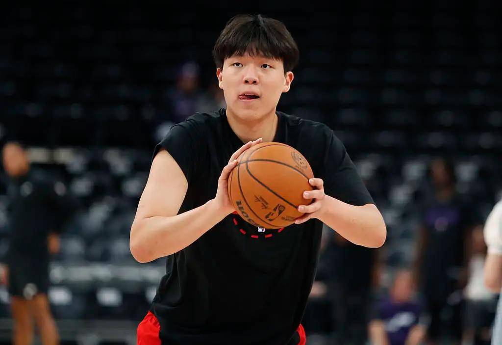 包含关键时刻犹他爵士备战CBA常规赛，官宣签约细节曝光，质疑声仍在，轮换策略成焦点的词条