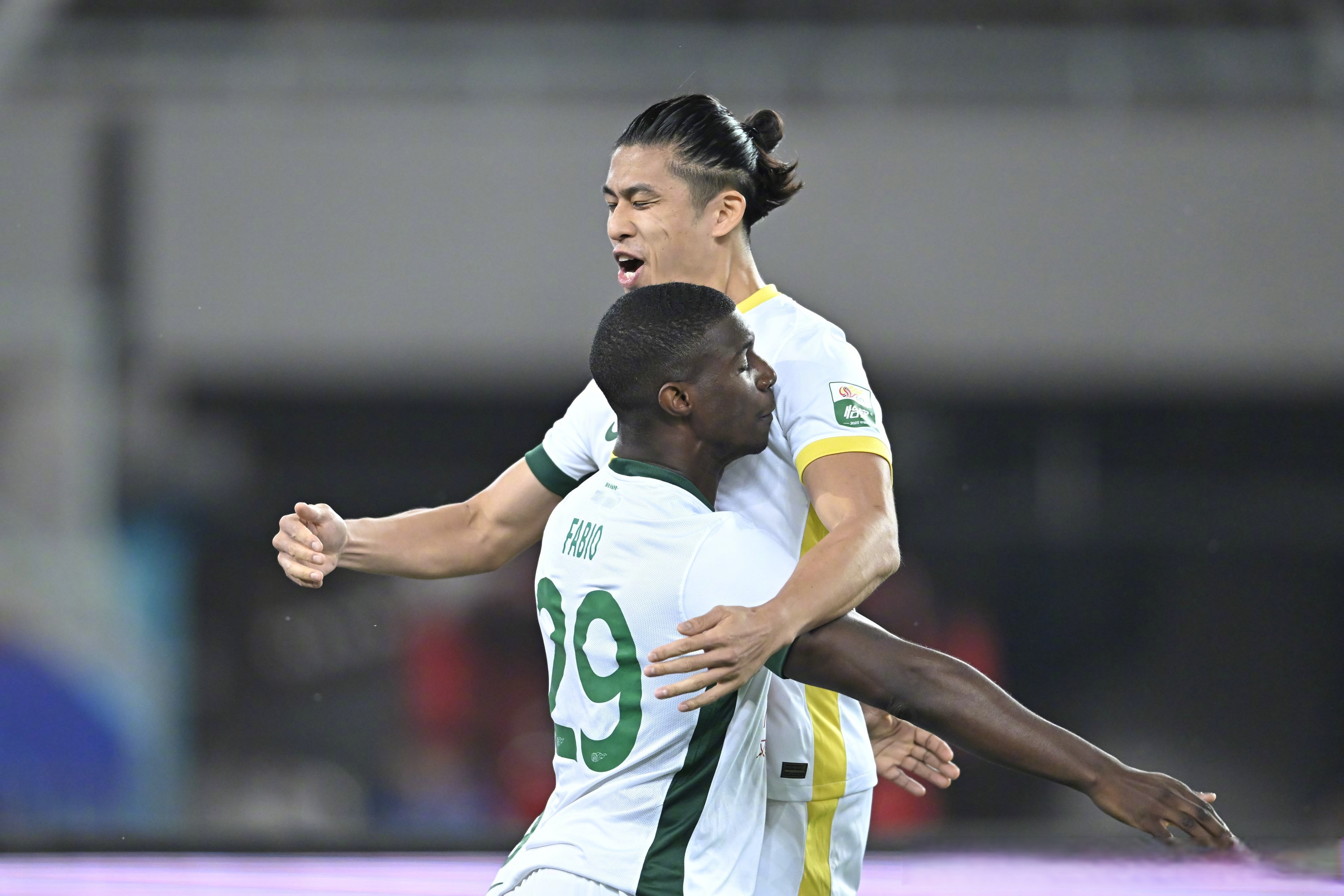 北京国安迎法国杯关键赛；赛后内部沟通；媒体盛赞；控场能力受关注 